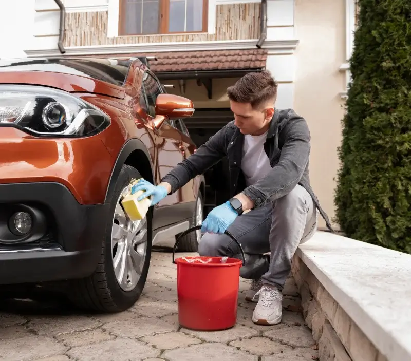 Lavage auto à domicile Bois-Guillaume : professionnel intervenant sur un véhicule